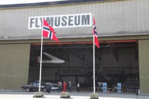 Flymuseet med flagg og åpen port.