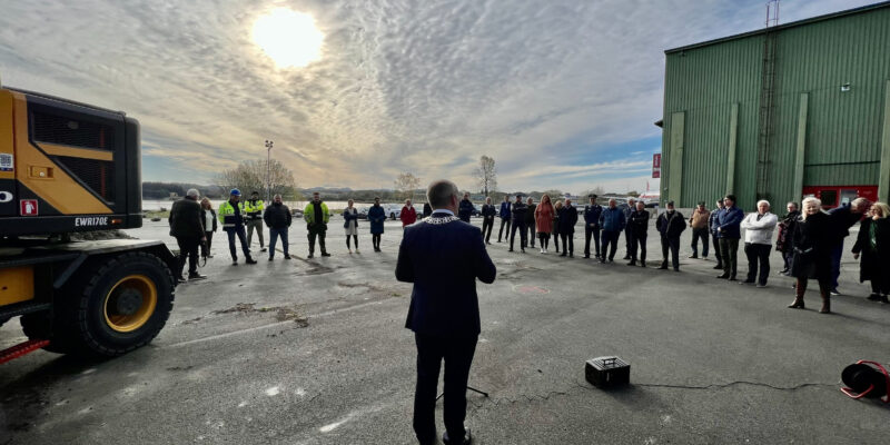 Ordfører Tom Henning Slethei taler til fremmøtte til førse spadestikk.