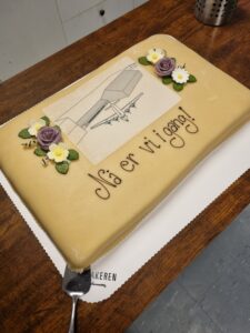 Kake med tekst nå er vi i gang.