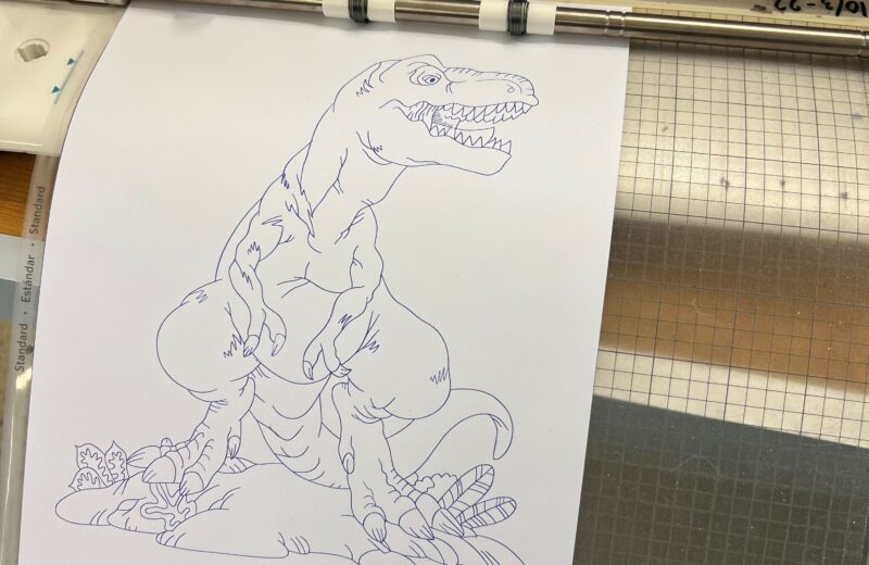 Bilde av en dinosaur tegnet med en tegnemaskin.