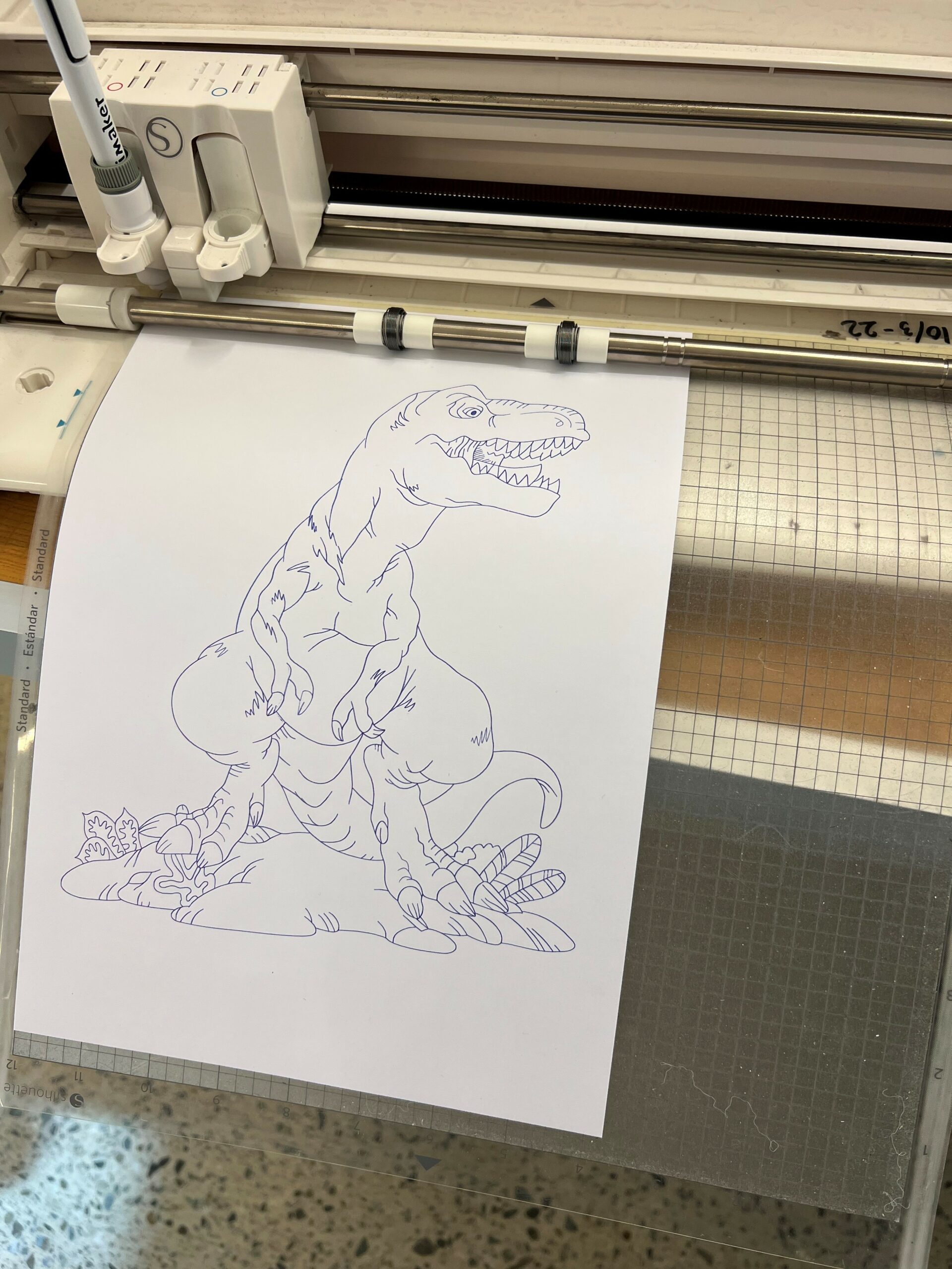 Bilde av en dinosaur tegnet med en tegnemaskin.