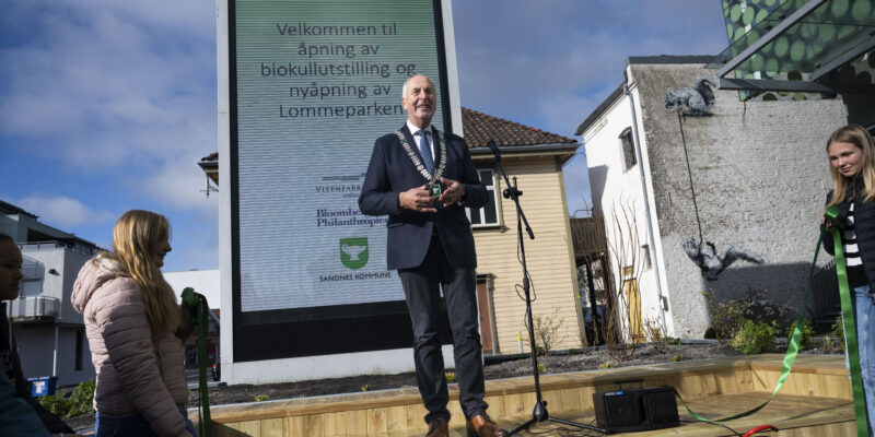 Ordfører Stanley Wirak klippet snora og åpner Lommeparken.