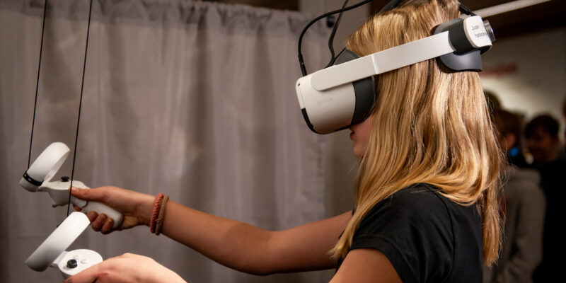 jente som prøver VR-briller