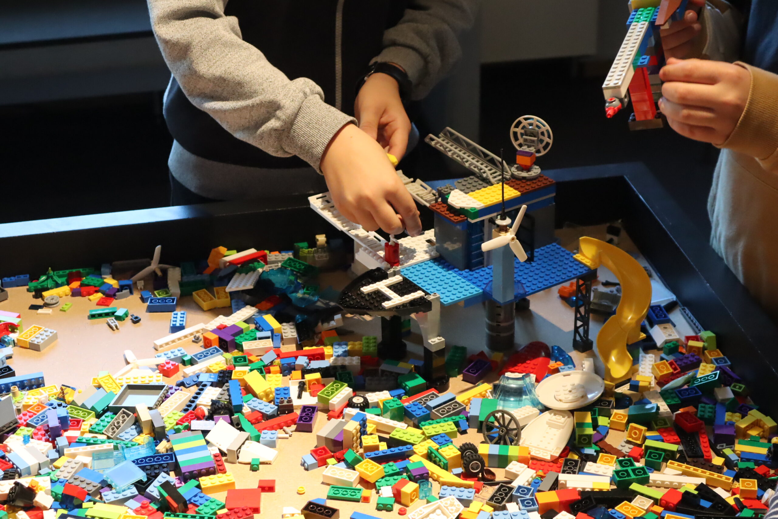 Elever bygger plattformer med lego