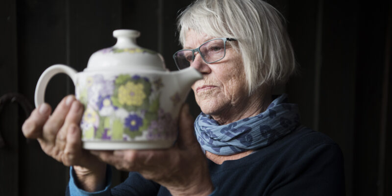 Turi Gramstad Oliver med en Victoria tekanne.