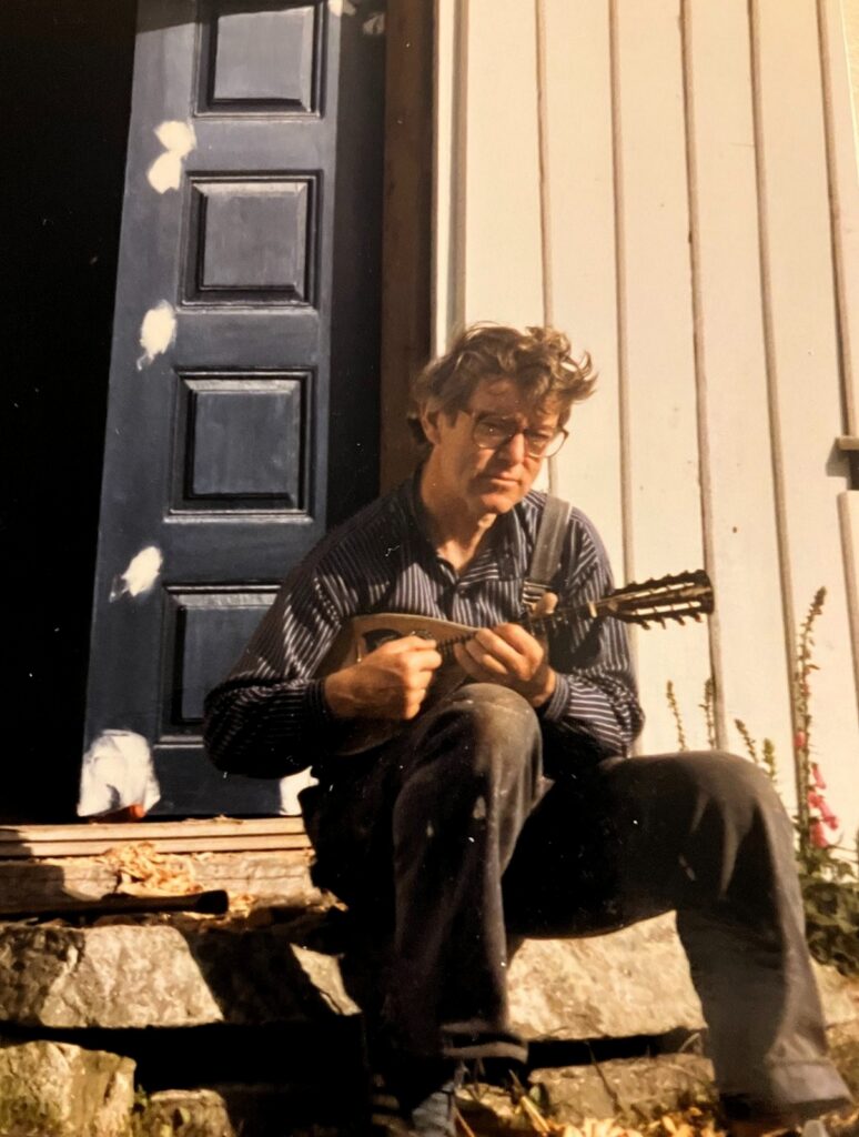 Arne Aarsheim på fritidseigedomen på Sirevåg. Garborg-døra
i bakgrunnen. Foto: privat.
